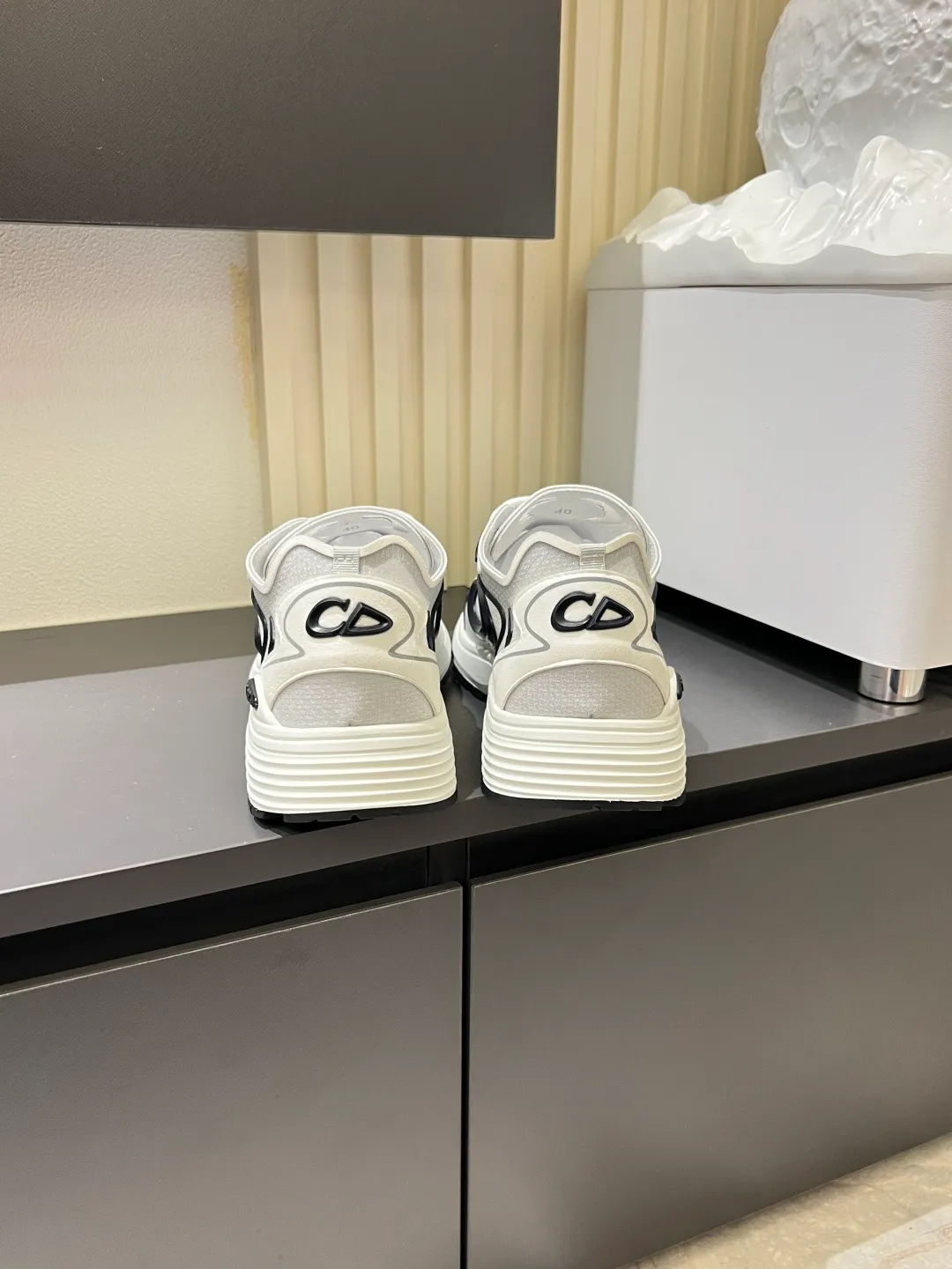 p500 Dior Dior's latest B30 Countdown sneaker. This B30 Countdown technical training shoe is new for spring 2026. Its sporty design perfectly combines fashion elements with technical performance. Its design is inspired by modern running. There are also Dior B30 and CD30 rubber logos on the tongue and back of the shoe. The sculpted sole that combines rubber and foam ensures flexibility and comfort. Various unique details also add to its color. Fabric technical fabric and technical mesh lining Industrial fabric and industrial mesh CD30 rubber logo on sides and rear Dior B30 rubber signature tongue Low-top style lace-up closure Ultra-lightweight rubber blend and brown foam sole Welded construction with gray detailing and Dior, CD30 and B30 logos Size: 38-44!